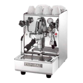 De Expobar Office Leva 1 groep, ook wel Expobar Brewtus genoemd, is een kleine semi-automatische espressomachine met 1 groep EB-61 met hendel, gemaakt van brons van de hoogste kwaliteit. Met een koperen ketel van 1,5 liter en een warmtewisselaar, zodat je altijd gelijktijdig kunt koffiezetten, stomen en kokend water tappen. Voorzien van één stoomtap en één warmwaterkraan. Deze stoere rvs koffiemachine is ideaal voor thuis of op kantoor en heeft een capaciteit van 50 kopjes per uur.